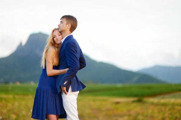 Pareja joven en una isla tropical — Foto de Stock