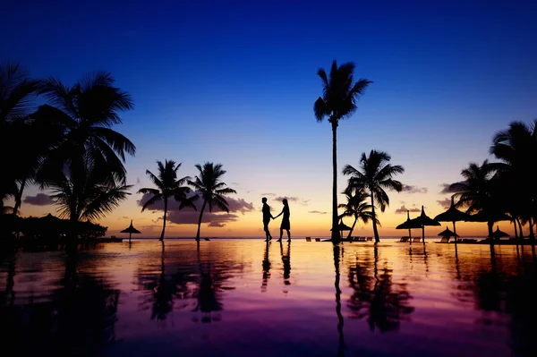 Silhouetten eines jungen Paares bei malerischem Sonnenuntergang — Stockfoto