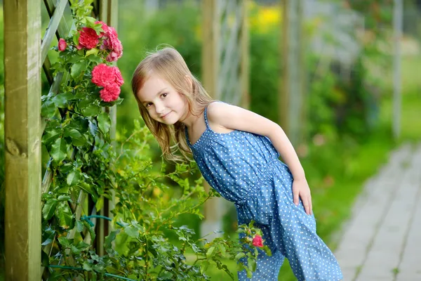 Schattig meisje portret buitenshuis — Stockfoto