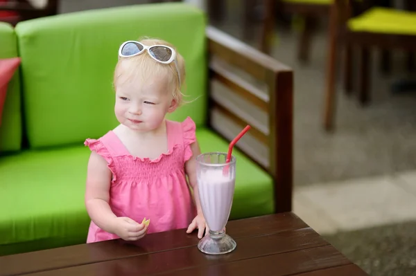 Piccola ragazza che beve milkshake — Foto Stock