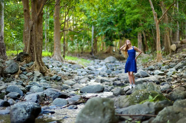 Tropik bir adada genç güzel kadın — Stok fotoğraf