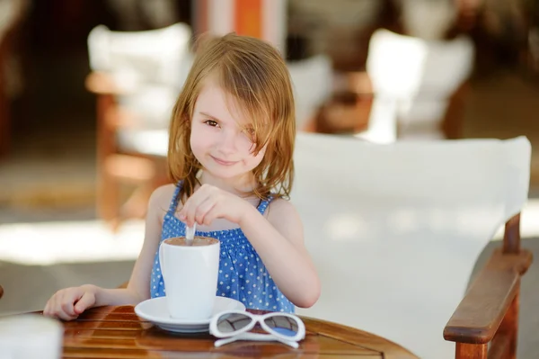 Chica bebiendo chocolate caliente — Foto de Stock