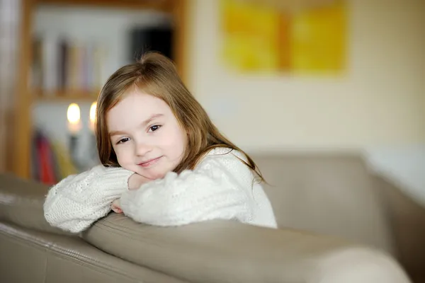 Entzückendes kleines Mädchen Porträt — Stockfoto