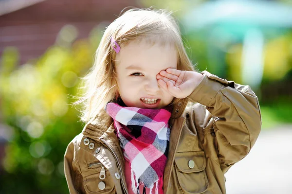 Adorable fille portrait en plein air — Photo