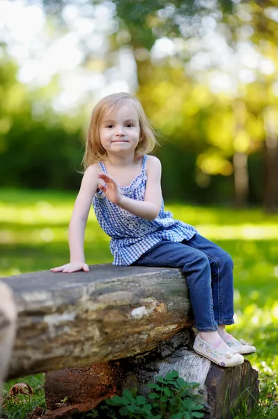 Очаровательная маленькая девочка на улице — стоковое фото
