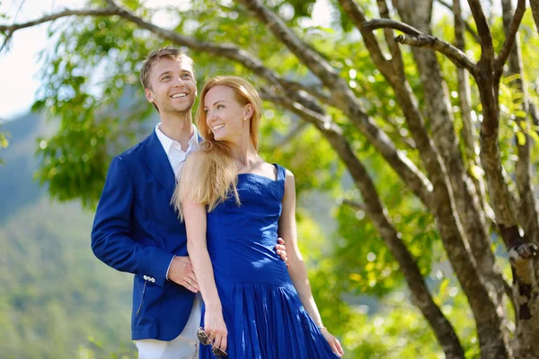 Jovem casal em uma ilha tropical — Fotografia de Stock