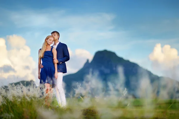 Jovem casal em uma ilha tropical — Fotografia de Stock