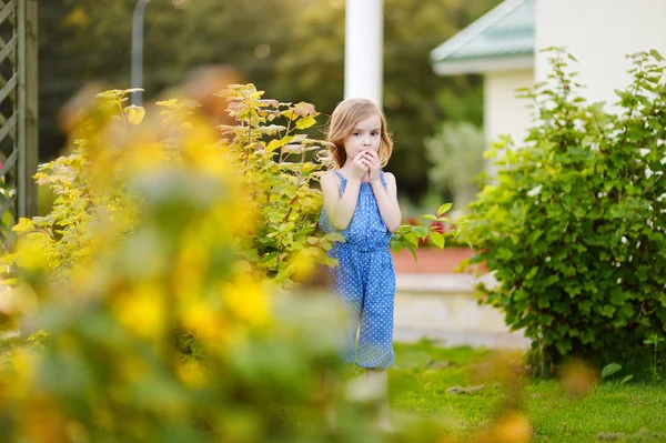 Schattig meisje portret buitenshuis — Stockfoto