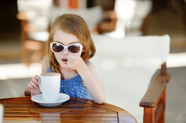 Meisje drinken warme chocolademelk — Stockfoto