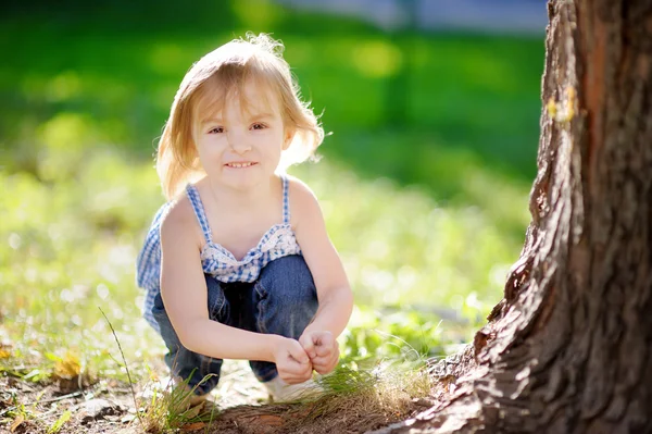 Adorabile bambina all'aperto — Foto Stock