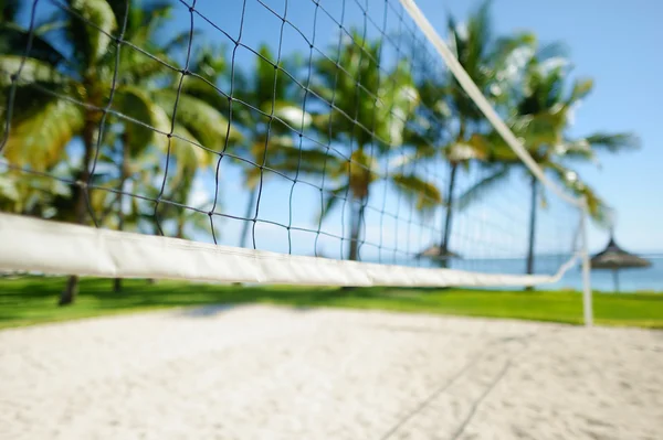 Complejo tropical con cancha de voleibol —  Fotos de Stock