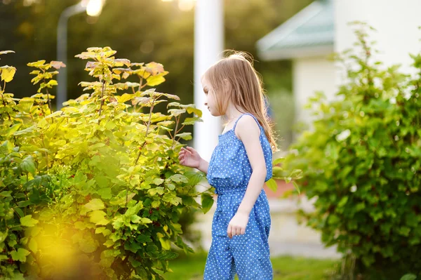 Schattig meisje portret buitenshuis — Stockfoto