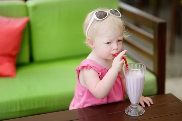 Lilla flickan dricka milkshake — Stockfoto