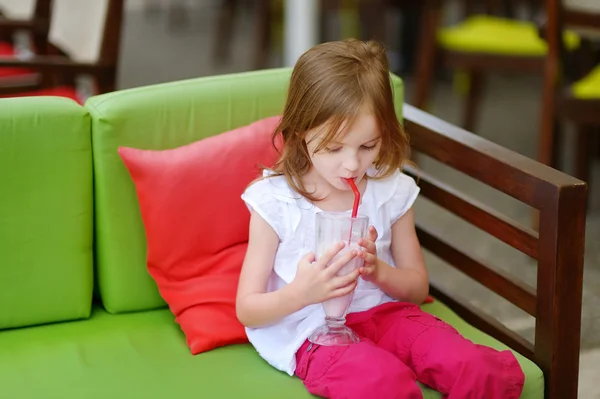 Meisje drinken milkshake — Stockfoto