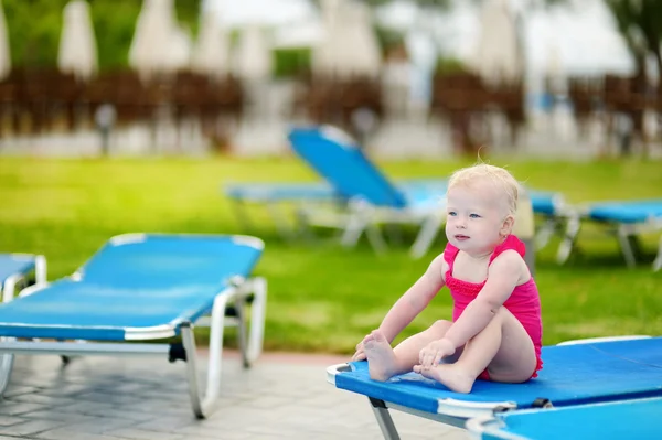 Bir şezlong üzerinde oturan bebek kız — Stok fotoğraf
