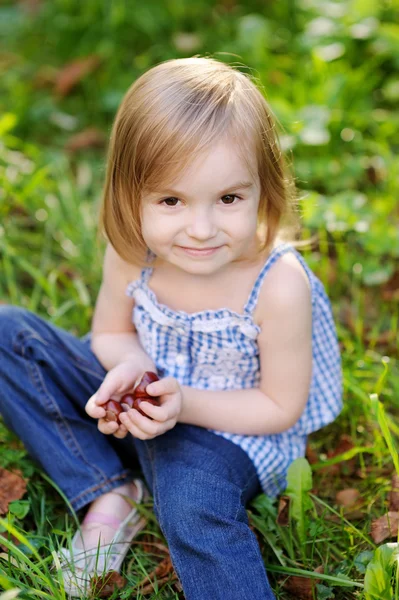 Adorabile ragazza all'aperto in una bella giornata — Foto Stock