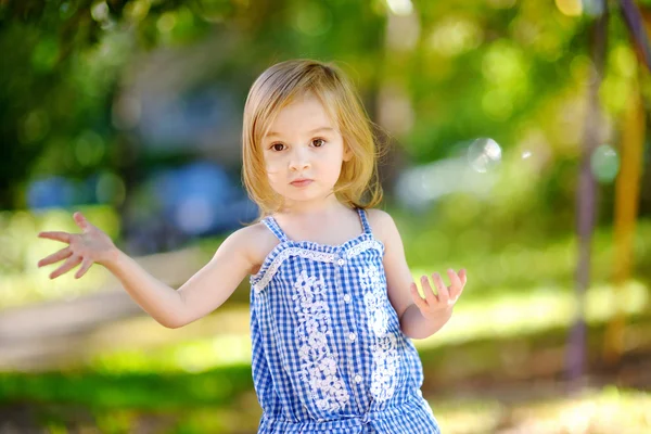 Очаровательная маленькая девочка на улице — стоковое фото