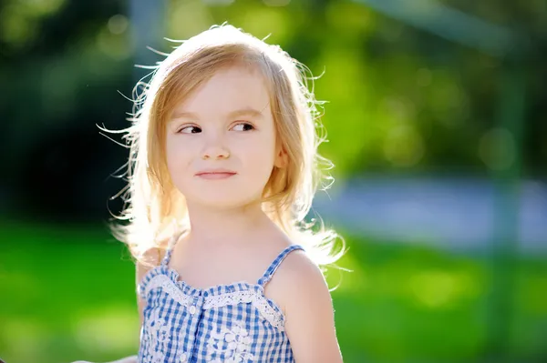 Entzückendes kleines Mädchen im Freien — Stockfoto