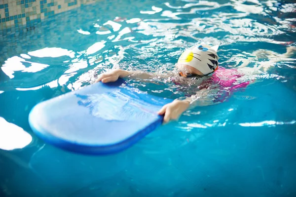 Happy little girl learning to swim — Stock Photo, Image