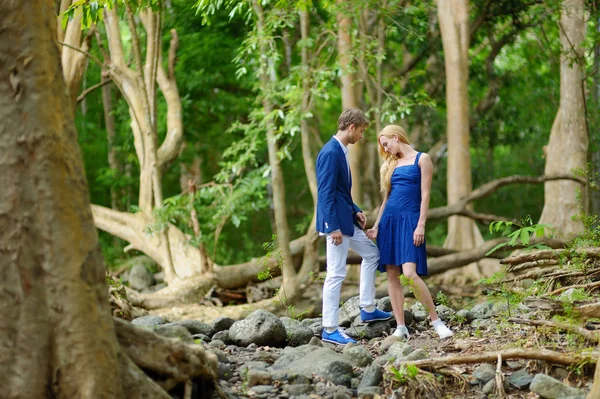 Jovem casal em uma ilha tropical — Fotografia de Stock