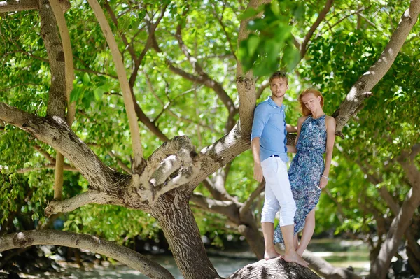 在一个热带小岛上的年轻夫妇 — 图库照片