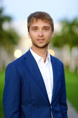 Dışarıdaki yakışıklı genç adam.