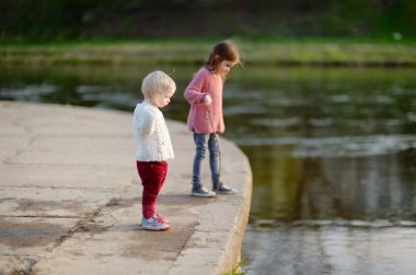 nehir kenarındaki iki kız kardeş
