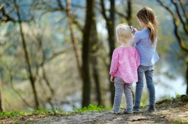 iki kız kardeş fotoğraf çekme