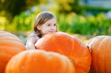 Kabak kucaklama kız