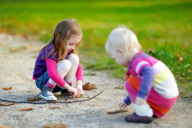 la niña llora con el padre en el parque