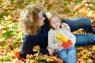 Baba ve kızı yapraklarda