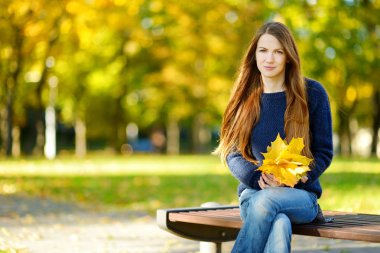 sonbahar gününde güzel bir genç kadın