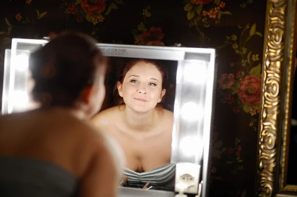 Vacker kvinna på en make-up studio — Stockfoto