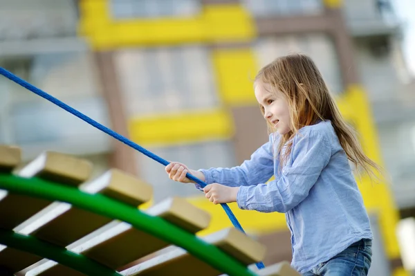 Niña en el patio de recreo —  Fotos de Stock