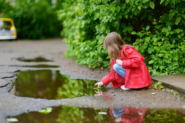 Girl playing in   puddle — Stock Photo, Image