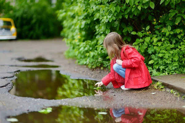 Meisje spelen in Plas — Stockfoto