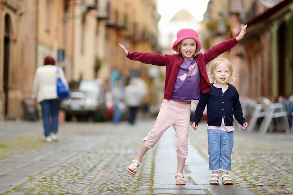 Twee kleine zusters buiten — Stockfoto