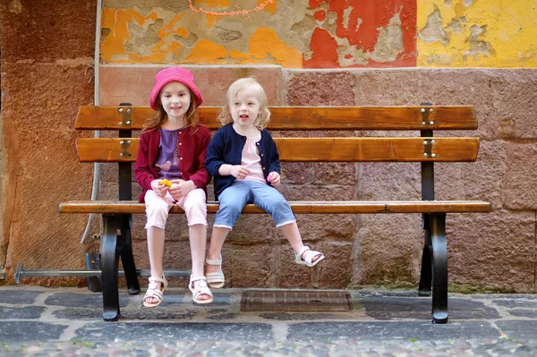 Zwei kleine Schwestern im Freien — Stockfoto