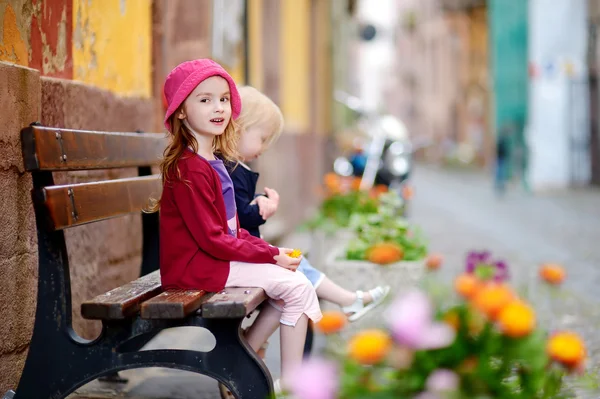 Iki küçük kız açık havada — Stok fotoğraf