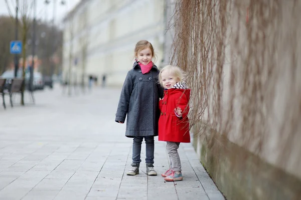 Две младшие сестры на улице — стоковое фото