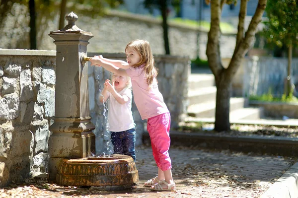 Girls   with   water fountain — Stock Photo, Image