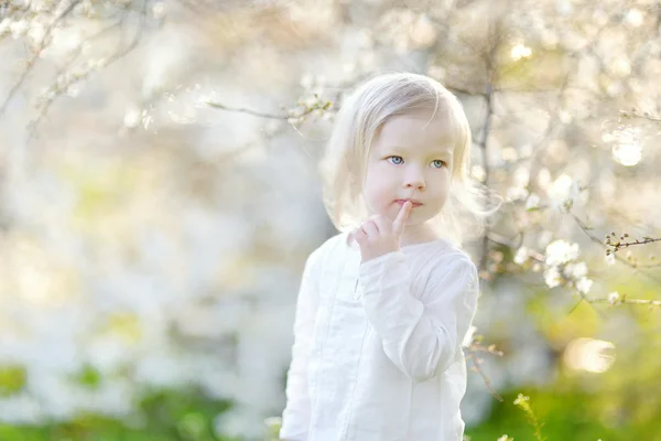 Petite fille dans le jardin de cerise — Photo