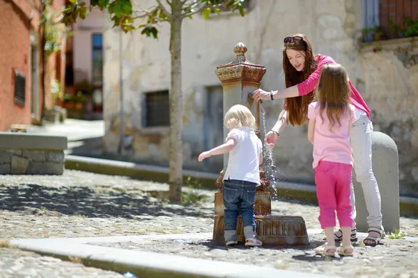 Due ragazze con fontana d'acqua — Foto Stock