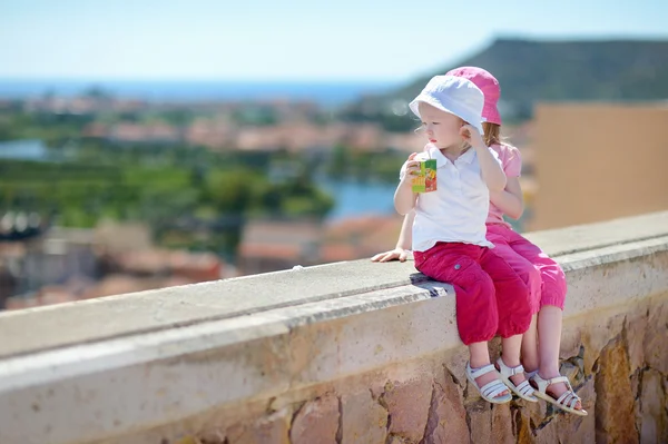 Zwei Schwestern an der Wand — Stockfoto