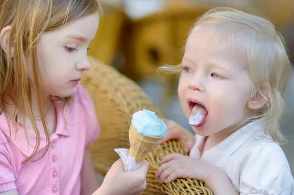 Deux sœurs mangeant de la crème glacée — Photo