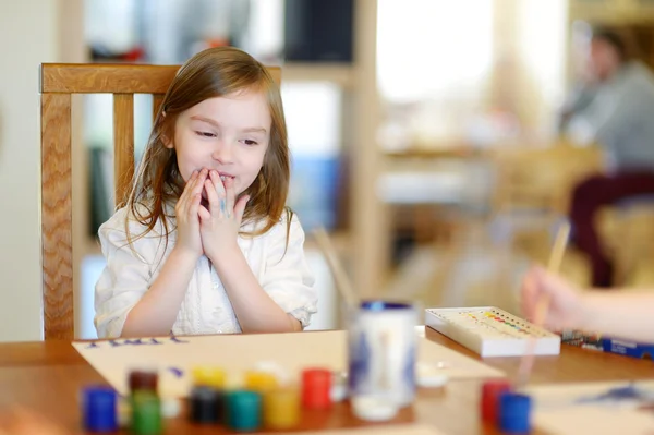 Little girl is drawing — Stock Photo, Image