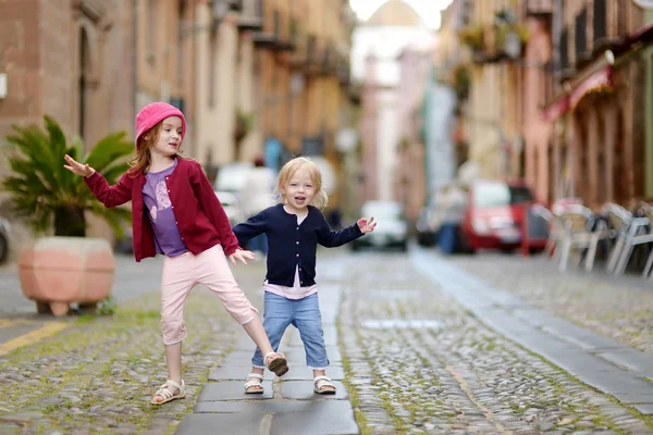 Zusters in de stad — Stockfoto