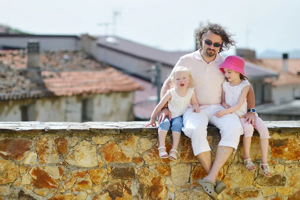 Two   little sisters and   father — Stock Photo, Image