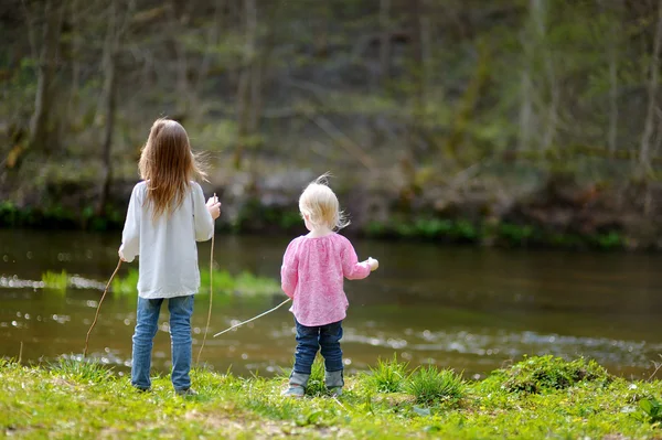 Twee kleine zusters door rivier — Stockfoto