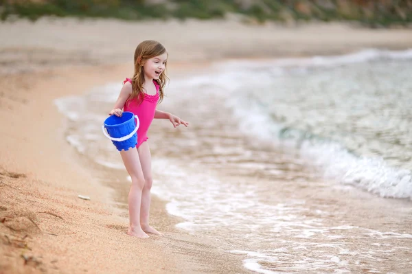 Klein meisje spelen op strand — Stockfoto